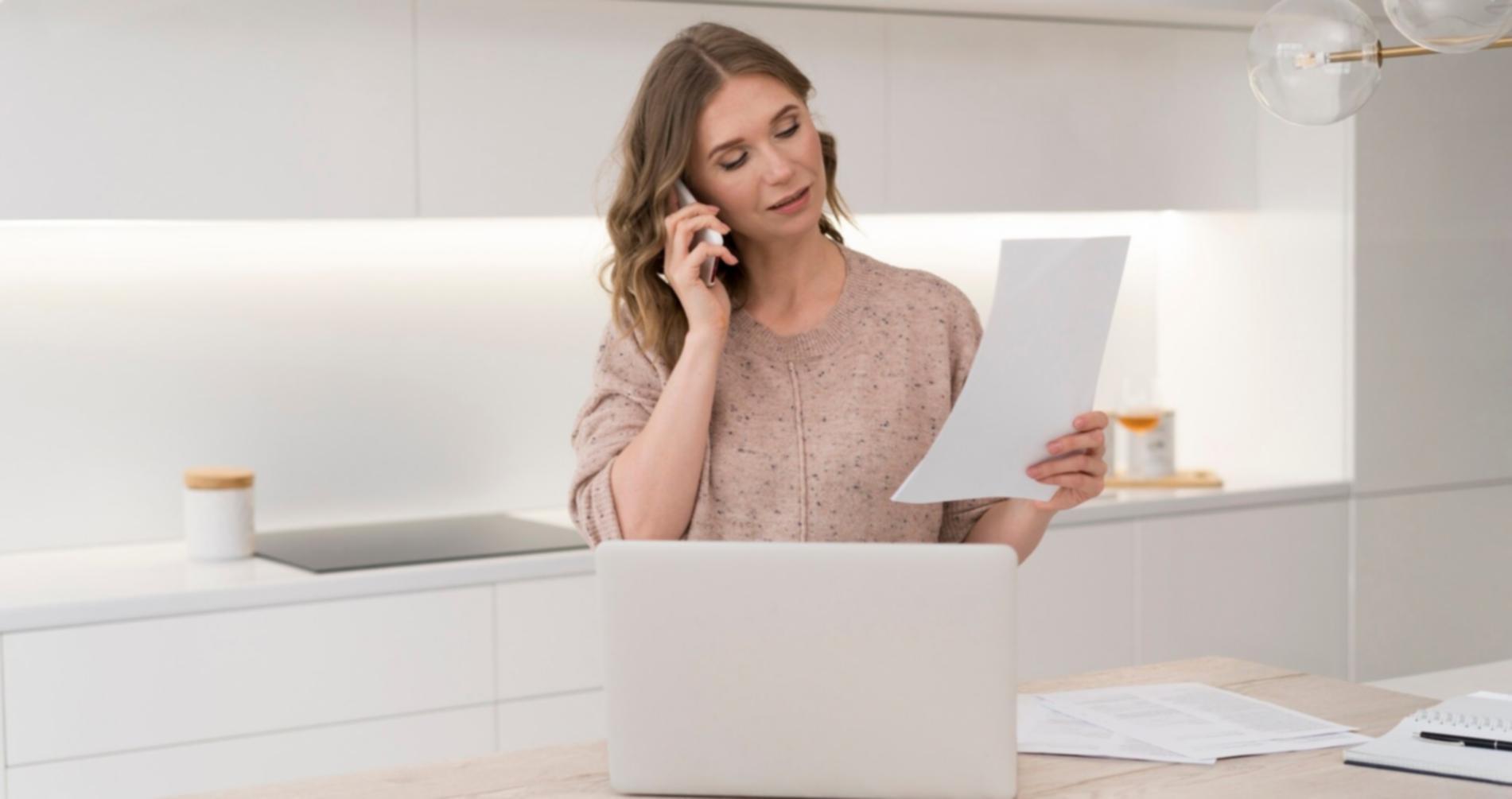 Persoană analizând grafice financiare pentru înțelegerea psihologiei bugetării